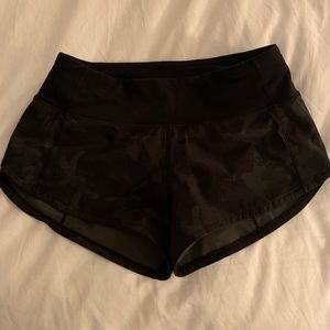 Lululemon- Speed Up Low-Rise Lined Short 2.5" size 2 (camo)